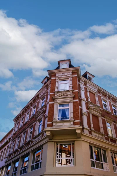 青い空に対する美しい赤レンガ造りの建物の垂直方向の低角度ショット — ストック写真