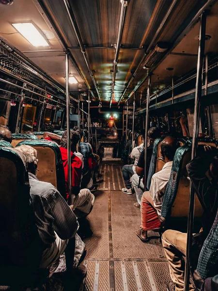 Vertikální Záběr Lidí Sedících Obou Stranách Uličky Veřejného Autobusu — Stock fotografie