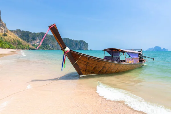 Ein Langschwanzboot Sandstrand Von Nang Krabi Thailand — Stockfoto
