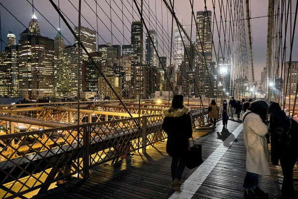 Certaines Personnes Marchent Sur Pont Brooklyn Nuit New York — Photo