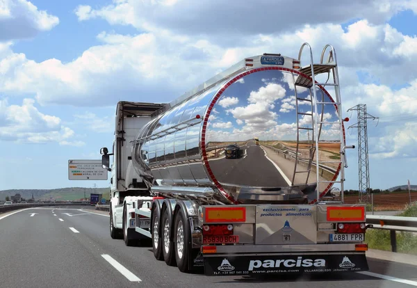 Cielo Nublado Coche Reflejado Tanque Espejo Camión Cisterna Para Líquidos —  Fotos de Stock