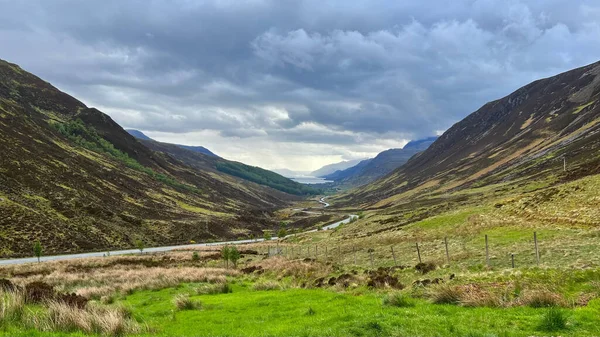 Een Betoverend Uitzicht Een Weg Een Bergachtig Landschap Onder Mistige — Stockfoto