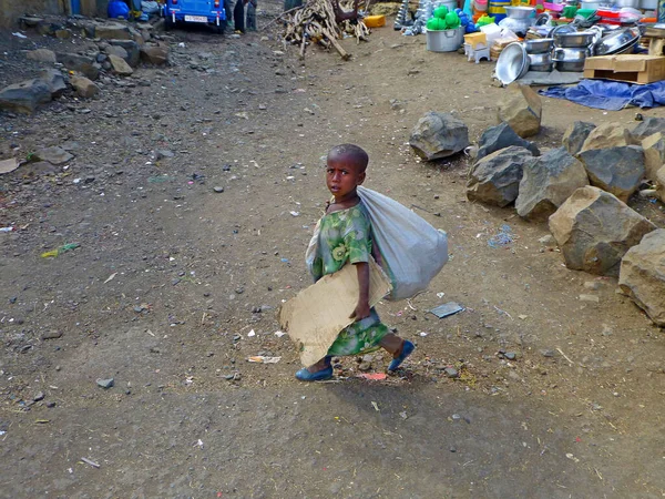 Una Niña Africana Solitaria Etiopía — Foto de Stock