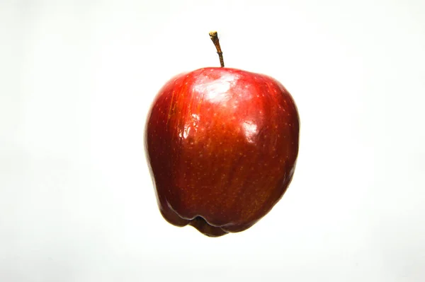 Hängande Rött Äpple Isolerat Vit Backgrou — Stockfoto
