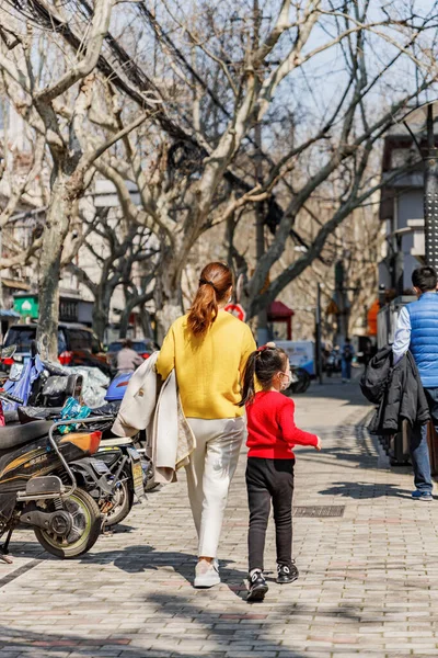在中国上海街头行走的人们的纵向背景色 — 图库照片