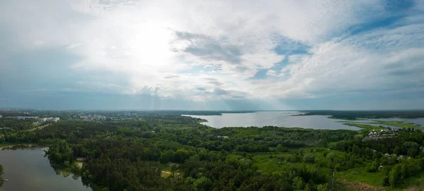 Lac Entouré Arbres Verts Denses Sous Ciel Nuageux — Photo