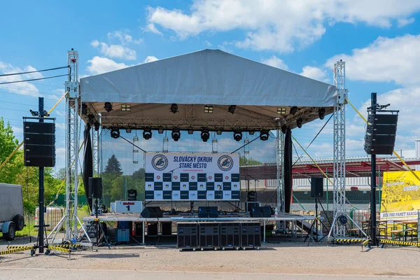 チェコのオートバイレースでの夜のコンサートの準備ができているステージの屋外ビュー — ストック写真