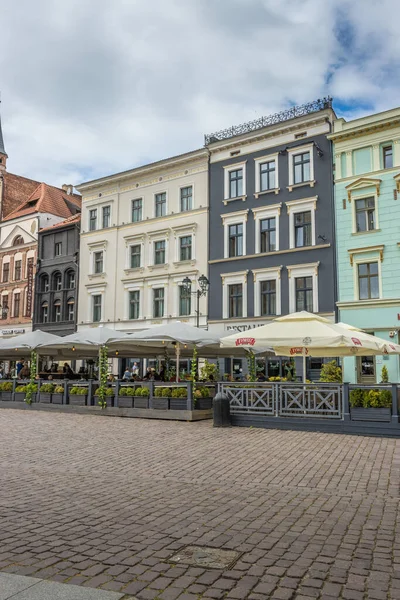 ポーランドのカラフルな建物やカフェ トルンの歴史的な旧市街のメイン広場の垂直ショット — ストック写真