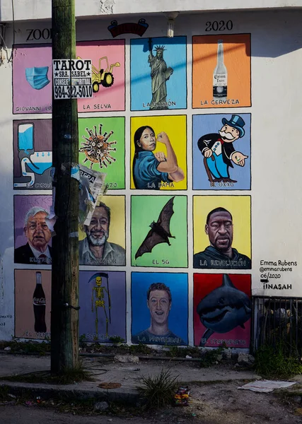 Tulum, Meksika 'da duvardaki güzel bir grafiti sanatının dikey çekimi.