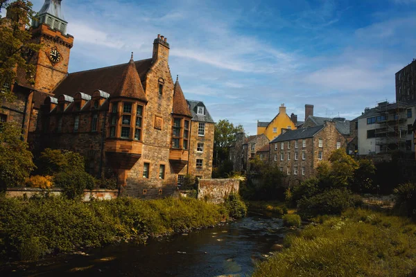 İskoçya 'nın merkezindeki Edinburgh yakınlarında akan Leith suyunun manzarası binalarla çevrili.