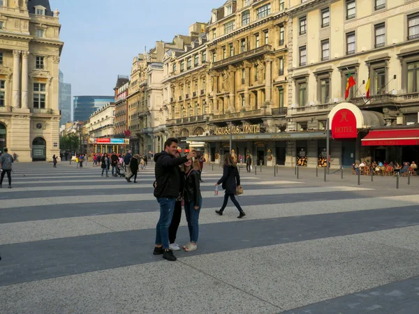 Grupa Przyjaciół Robi Selfie Ulicy Brukseli Belgia — Zdjęcie stockowe
