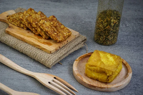 Eine Nahaufnahme Von Gebratenem Tofu Und Gebratenem Tempeh Auf Küchenholzbrett — Stockfoto
