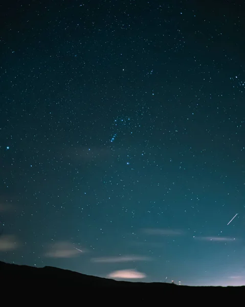 Vertical Shot Beautiful Mountains Starry Night — Stock Photo, Image