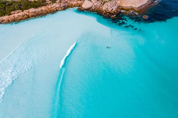 Een Betoverende Opname Van Een Heldere Blauwe Oceaan Een Heldere — Stockfoto