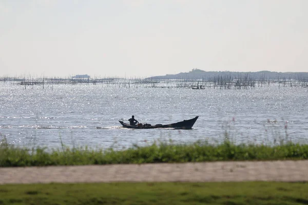 Sylwetka Rybaka Łodzi Zatoce Dżakarta Indonezja — Zdjęcie stockowe