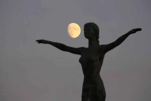 Estátua Mulher Braços Abertos Contra Fundo Lua — Fotografia de Stock