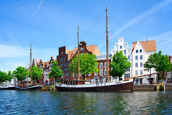 Eski Luebeck kasabasındaki ticaret evlerini gören yelkenli gemilerin manzarası.