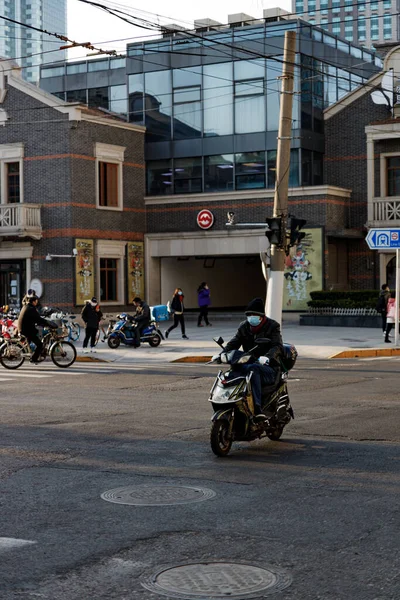 Şangay Sokakta Bisikletli Insanların Manzarası — Stok fotoğraf