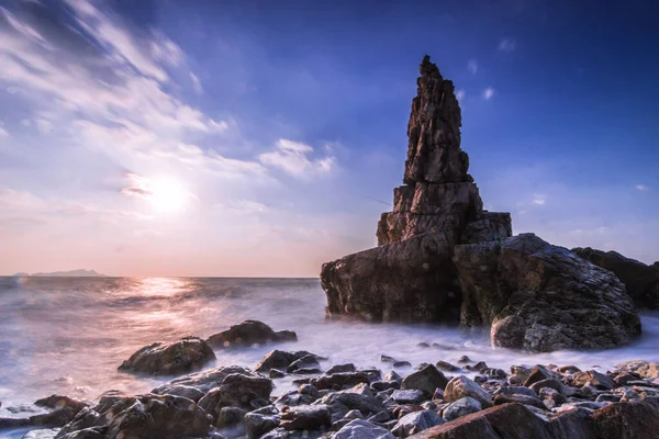 Gün batımında güzel bir denizin havadan görünüşü