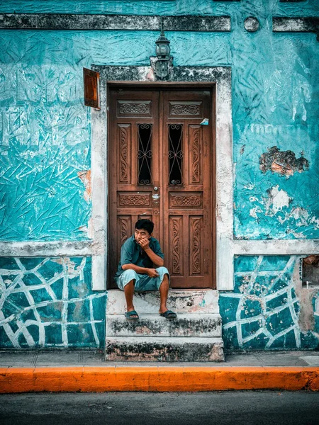 Tiro Vertical Homem Sentado Nas Escadas Frente Porta Edifício Turquesa — Fotografia de Stock