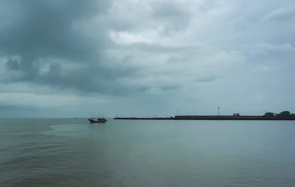 Lenyűgöző Kilátás Tengerre Nyugodt Tengervízzel Egy Halászhajó Felhős Égbolton — Stock Fotó
