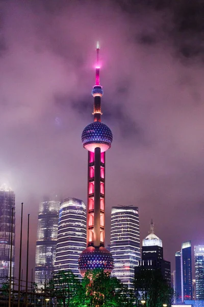 Vertikal Bild Den Upplysta Oriental Pearl Tower Natten Shanghai Kina — Stockfoto