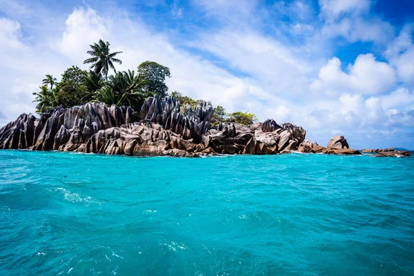 Petite Île Rocheuse Des Seychelles Entourée Eau Turquoise Océan Indien — Photo