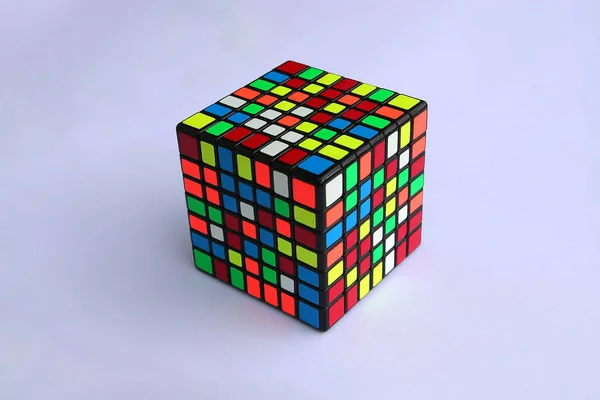 Zbliżenie Ujęcia Kostki Rubika 7X7 Odizolowanego Białym Tle — Zdjęcie stockowe