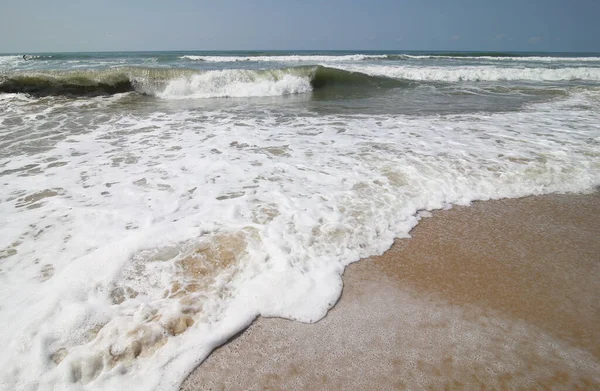 夏の間の海岸に強い波の自然の景色 — ストック写真