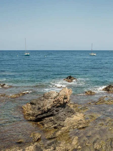 Uno Scatto Verticale Della Spiaggia Les Tres Platgetes Con Barche — Foto Stock