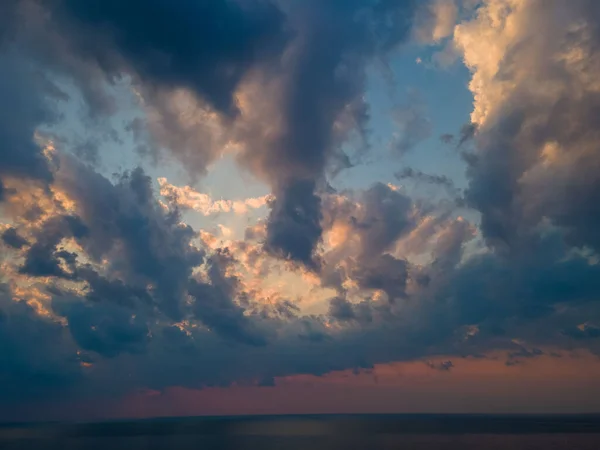 Low Angle Shot Tranquil Beautiful Cloudy Sunset Lake Ontario — Stock Photo, Image