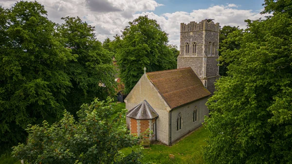 英国基顿一座被树木环绕的古老教堂 — 图库照片