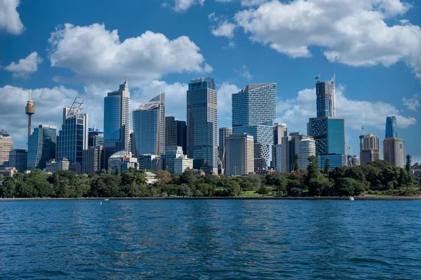 Pohled Modré Moře Městské Budovy Břehu Sydney Austrálie — Stock fotografie