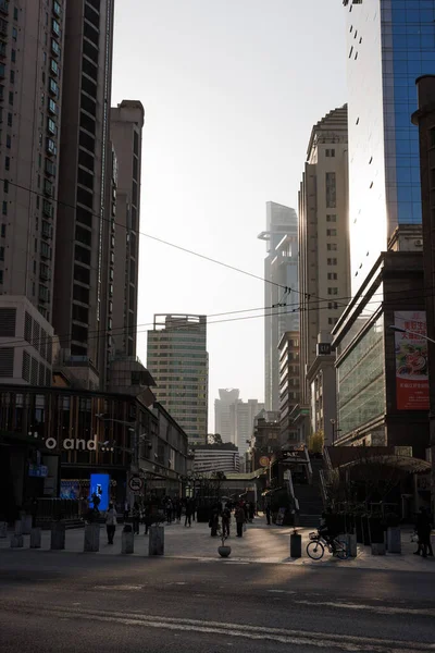 在中国上海 人们在街上和建筑物中行走的垂直画面 — 图库照片