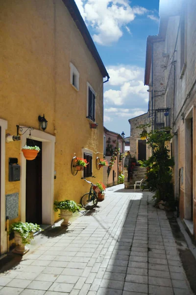 Uma Rua Estreita Entre Antigas Casas Teggiano Uma Aldeia Medieval — Fotografia de Stock