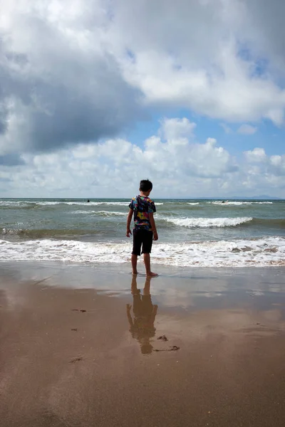 Μια Όμορφη Φωτογραφία Ενός Μικρού Αγοριού Στην Παραλία Του Ωκεανού — Φωτογραφία Αρχείου