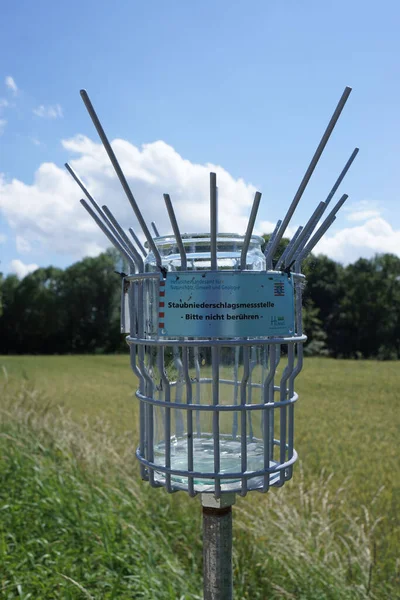 德国汉瑙Staudinger燃煤发电厂环境主管部门的一个简单的灰尘降水量测量站 — 图库照片