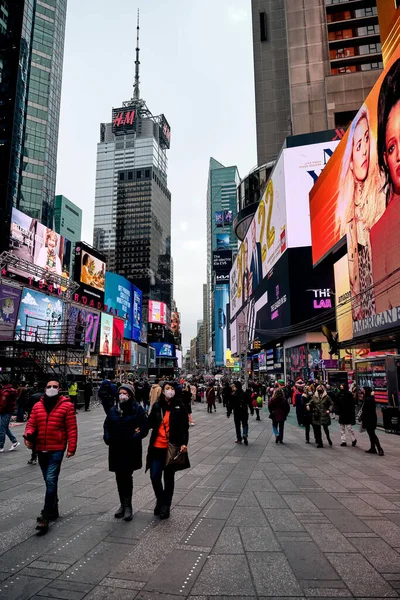 Plano Vertical Gente Caminando Times Square Manhattan Nueva York —  Fotos de Stock