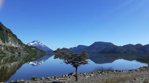 チリのパタゴニアの山々に囲まれた湖の美しい景色 — ストック写真