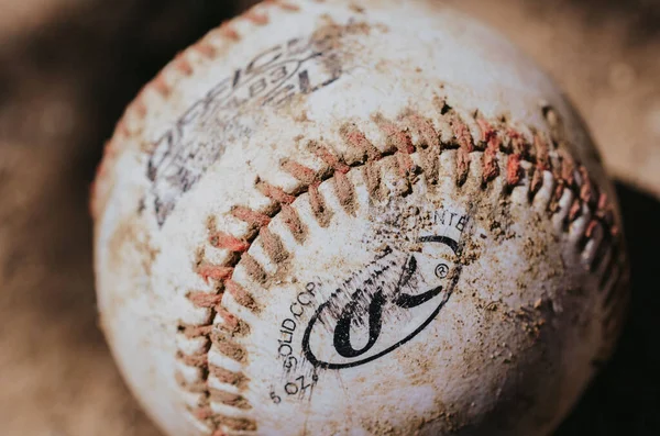 Nahaufnahme Eines Schlammigen Zerkratzten Baseballs — Stockfoto