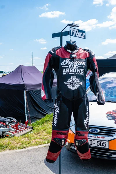 Ein Verzögertes Motorrad Rennfahrer Kostüm Mit Werbung Für Die Teilnahme — Stockfoto