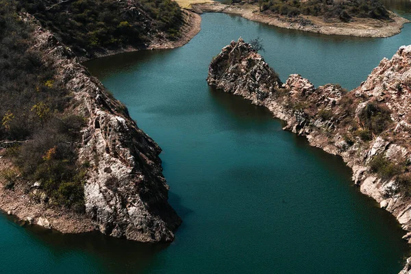 Uma Vista Aérea Rio Cercado Por Falésias Cobertas Árvores — Fotografia de Stock