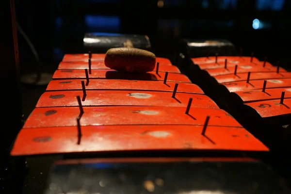 Close Instrumento Gamelan Indonésio Vermelho Tradicional — Fotografia de Stock