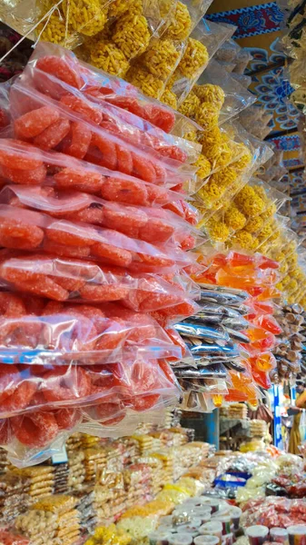 Een Verticaal Shot Van Zakjes Snoep Snacks Een Outdoor Markt — Stockfoto