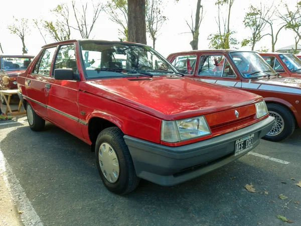 Quilmes Argentyna Maja 2022 Stara Gospodarka Rodzinna Czerwona Renault Sedan — Zdjęcie stockowe