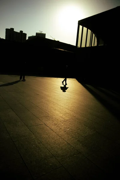 Une Silhouette Verticale Personnes Marchant Plein Air Coucher Soleil Shanghai — Photo