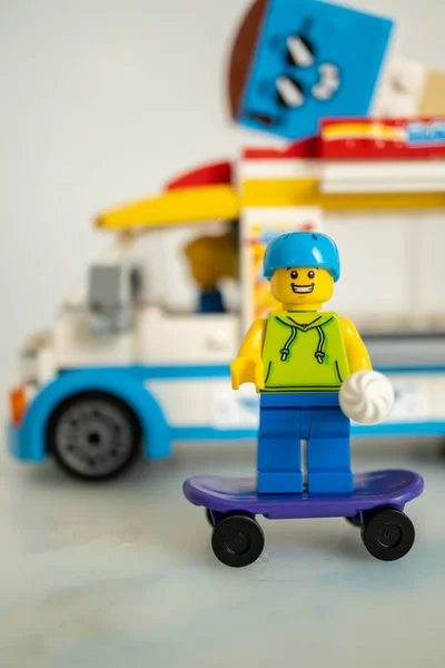 Colpo Verticale Una Statuetta Lego Uomo Con Casco Piedi Uno — Foto Stock