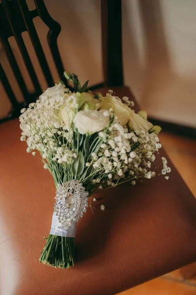 Tiro Vertical Belo Buquê Noiva Com Flores Brancas Uma Cadeira — Fotografia de Stock