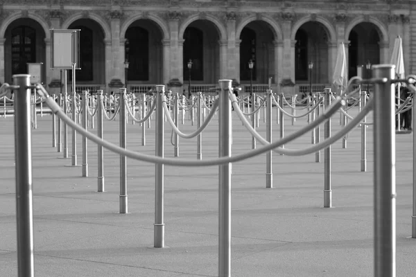 法国巴黎卢浮宫附近一排排成灰色线的照片 — 图库照片
