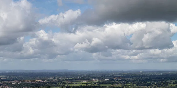 Ein Malerischer Blick Auf Eine Grüne Landschaft Unter Einem Wolkenverhangenen — Stockfoto